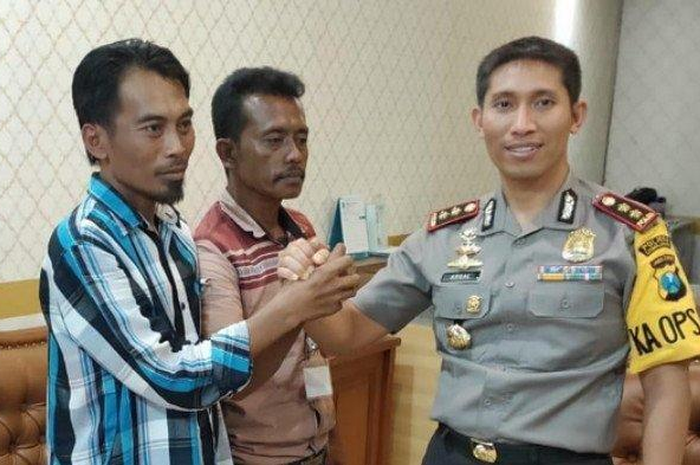 Kapolres lumajang AKBP M Arsal Sahban damaikan dua orang sopir yang terlibat carok gara-gara berebut janda. 