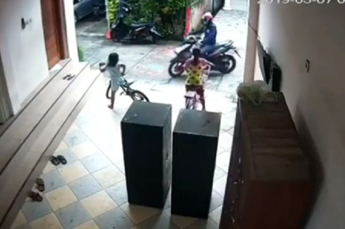 Maling menyasar anak-anak dan mengincar perhiasannya.