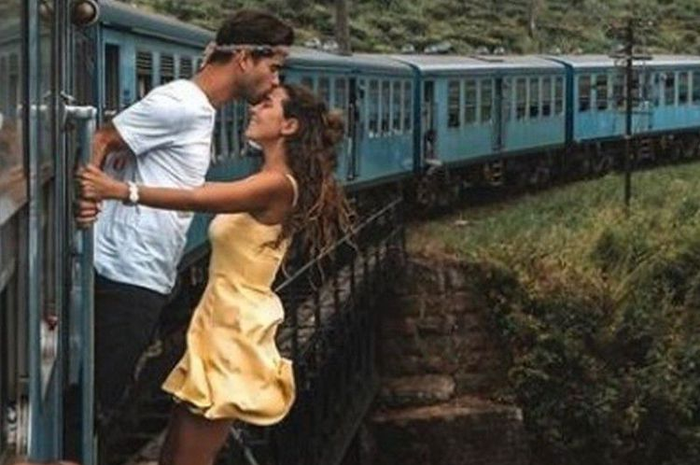 Pasangan influencer dari Portugal, Raquel dan Miguel, mengundang kritik netizen dari foto bergelantungan di kereta api saat melintasi jembatan gantung di Srilanka pada Februari lalu. 