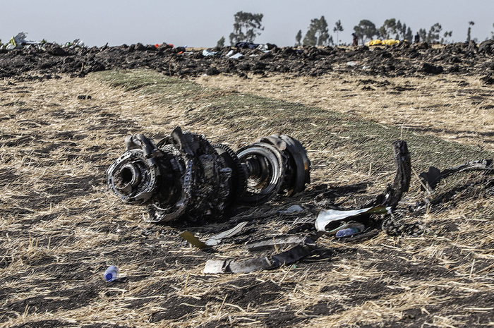 Puing pesawat terlihat di lokasi jatuhnya pesawat Ethiopia Airlines di kawasan Bishoftu, sebuah kota sekitar 60 kilometer tenggara Addis Ababa, Ethiopia, Senin (11/3/2019). Sebanyak 157 orang terdiri dari penumpang dan kru pesawat Ethiopian Airlines dipastikan tewas setelah Boeing 737-8 MAX yang mem