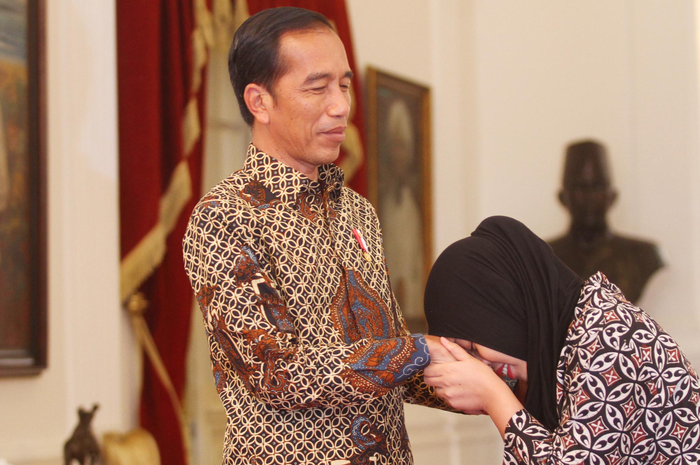 BEBAS DAKWAAN - Presiden Joko Widodo  disalami Siti Aisyah (kanan) WNI yang terbebas dari dakwaan pembunuhan Kim Jong Nam di Malaysia, saat pertemuan di Istana Merdeka, Jakarta, Selasa (12/3/2019). Pembebasan Siti Aisyah sebagai upaya pemerintah melindungi warga negaranya. (Warta Kota/Henry Lopulala