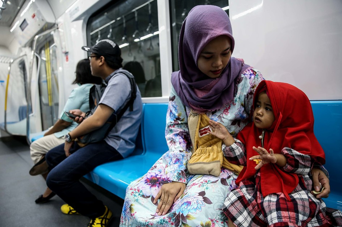 Suasana masyarakat saat mengikuti kegiatan uji coba kereta MRT fase 1 lintas Lebak Bulus-Bundaran Hotel Indonesia (HI) di Jakarta, Selasa (12/3/2019). Uji coba publik kereta MRT fase 1 dilakukan mulai 12-23 Maret 2019. Hingga 11 Maret, tercatat 184.738 orang yang mendaftar untuk mengikuti rangkaian 