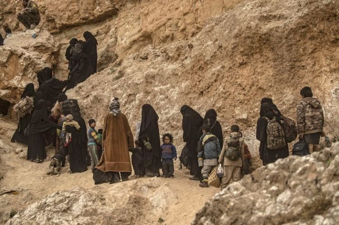 Mereka, betapa pun sulitnya, harus secepatnya 'dijinakkan', tidak hanya oleh SDF, tapi juga oleh berbagai pihak di dunia yang menentang terorisme.