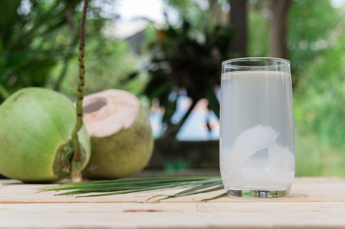 Meski punya banyak manfaat bagi kesehatan, rupanya tidak semua orang direkomendasikan untuk meminum air kelapa.