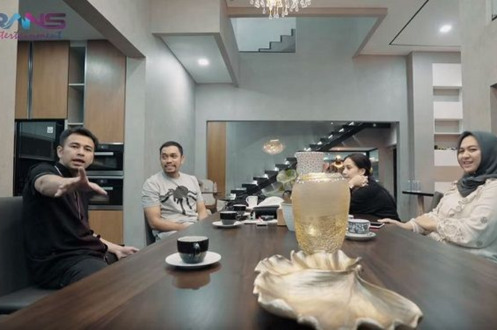 Raffi Ahmad saat mengunjungi temannya, Sahroni yang dulu adalah sopir dan kini jadi miliarder super kaya.