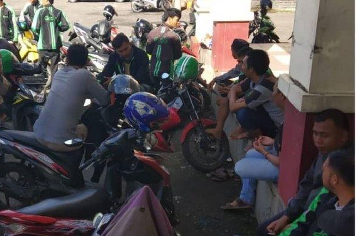 Para pengemudi Grab saat berkumpul di depan Toserba Kota Lubuklinggau, Selasa (19/3/2019) sore.
