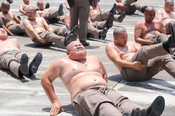 polisi kelebihan berat badan di Thailan dikirim ke kam 'Penghancuran Perut Buncit'.