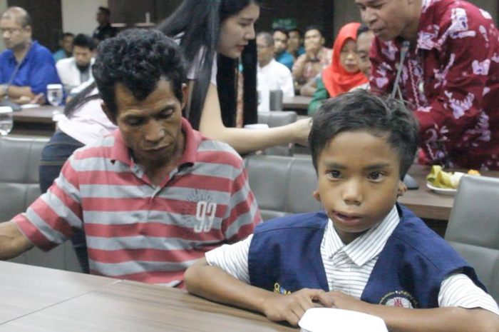 Taufik, bocah penyandang disabiltas yang selamatkan warga pasca gempa Lombok.