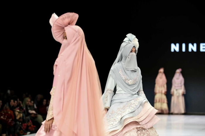 Model mengenakan busana rancangan Nines Widosari dengan tema Modest In Style saat Indonesia Fashion Week 2019 di Jakarta Convention Center (JCC), Jakarta, Rabu (27/3/2019). Ajang fashion terbesar se-Indonesia ini digelar mulai 27 Maret - 31 Maret 2019 dengan tema Cultural Values.