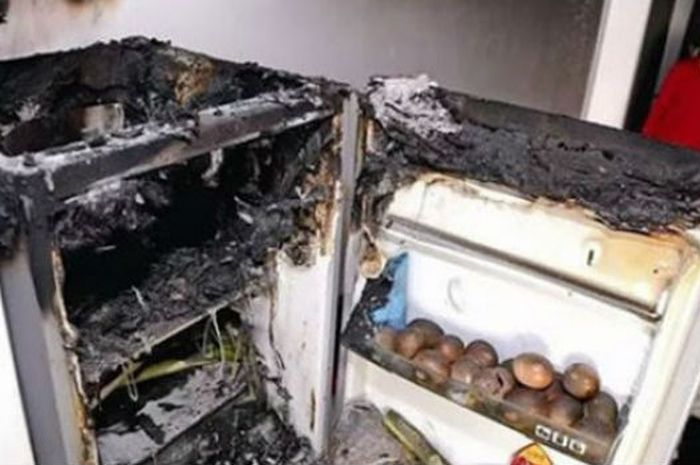 Contoh kulkas yang terbakar karena adanya barang-barang 'terlarang' di sekitarnya.