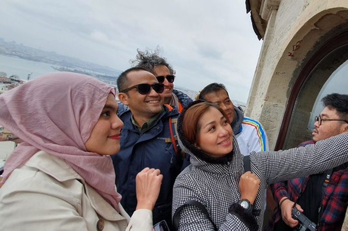 Ilustrasi Grup selfie di tempat sempit