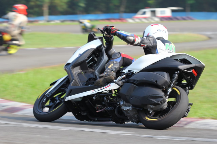 Yamaha XMAX 250 balap milik Emmo Project