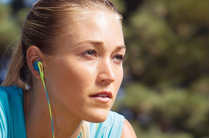 Earphone murah bisa digunakan untuk olahraga.