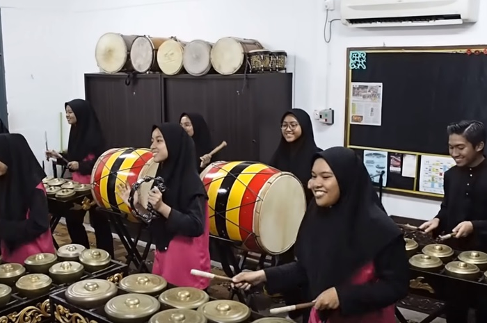 Murid-murid Lentera Kusuma (LKS) Malaysia mengcover lagu BLACKPINK dengan menggunakan alat musik talempong.