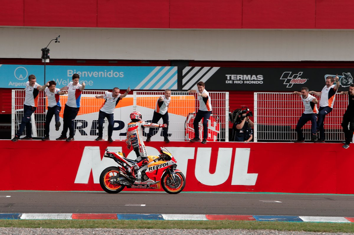 Marc Marquez lakukan aksi selebrasi setelah menang MotoGP Argentina 2019