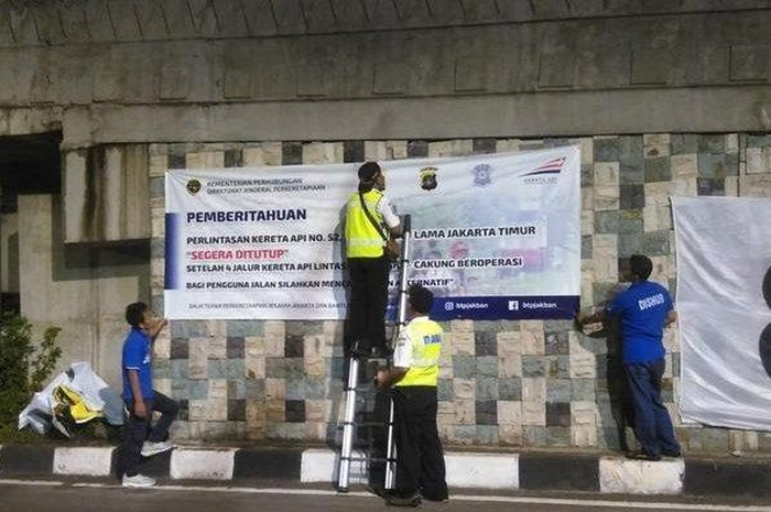 Perlintasan kereta api sebidang di Jatinegara akan ditutup