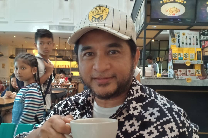 Lama Menghilang Usai Cintanya Ditolak Gadis, Presenter Bergaya Khas Ini Tiba-tiba Muncul Bawa Kabar Duka Soal Penyakit Serius yang Diidapnya: Aku Sudah 5 Kali Radiasi