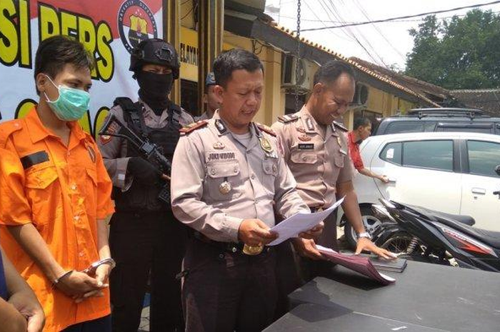 Seorang waria nekat mencuri sepeda motor gara-gara enggak dikasih pinjam saat mau beli bedak