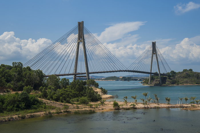 Jembatan Barelang, salah satu penanda yang megah di Kota Batam, Kepulauan Riau.