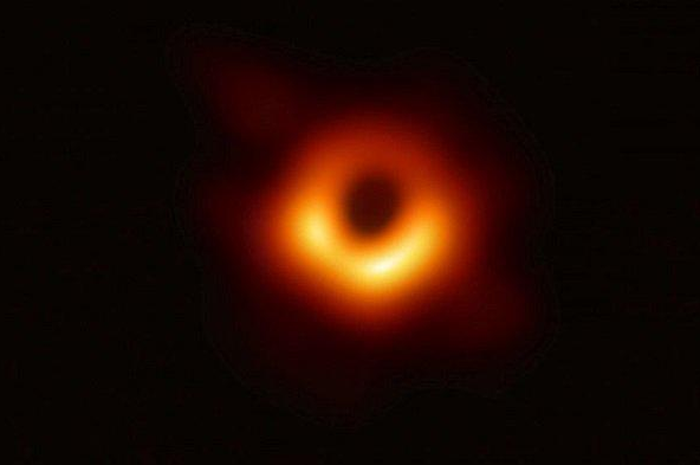 Foto pertama dari Black Hole
