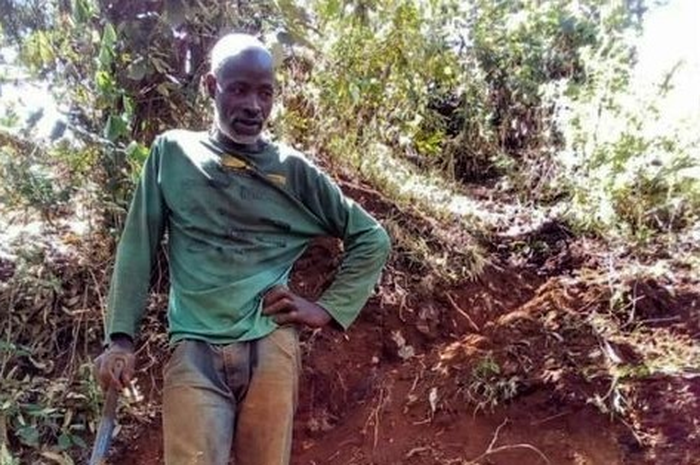 Nicolas Muchami membuat jalan sejauh 1,5 km