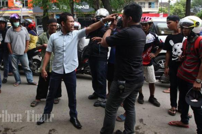 Debt Collector berkelahi dengan nasabah saat menarik mobil yang jatuh tempo di Jl Hertasning Baru, Makassar, Minggu (9/10/17).  