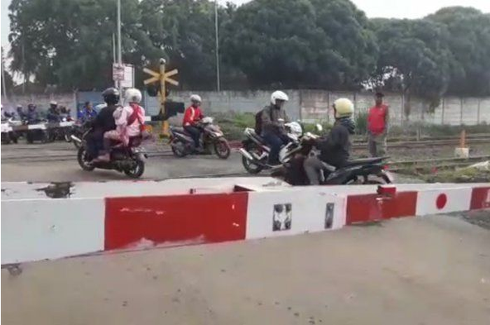 Ilustrasi pemotor menerobos palang pintu kereta api