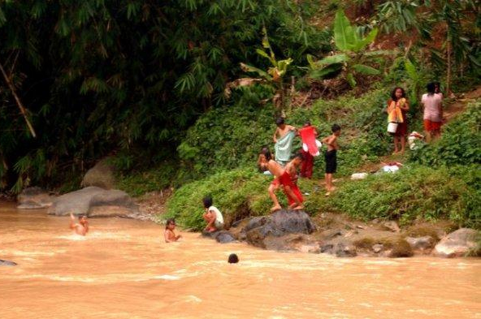 Ilustrasi bocah terpeleset ke sungai