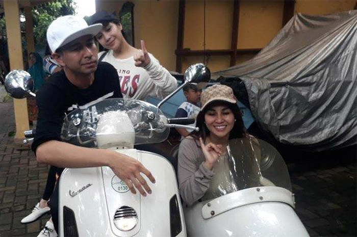 Raffi Ahmad datang ke TPS naik Vespa