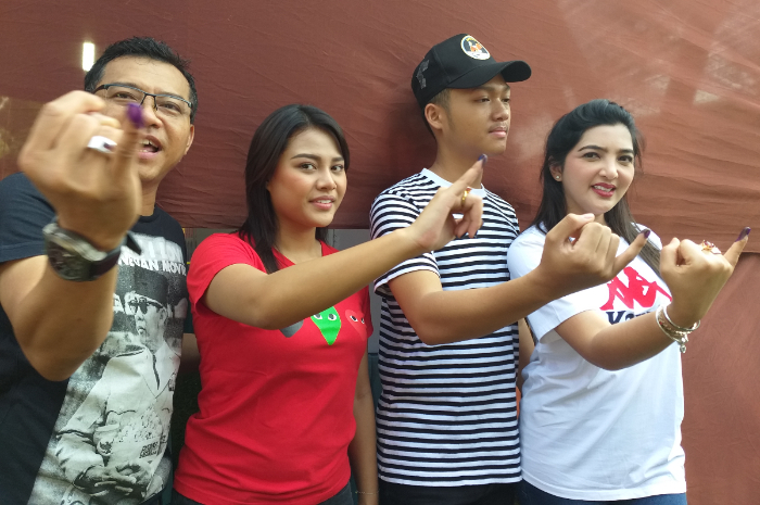 Anang Hermansyah, Aurel Hermansyah,  Azriel Hermansyah, dan Ashanty saat Grid.ID jumpai usai mencoblos pemilu di kawasan Villa Cinere Mas, Depok, Jawa Barat, Rabu (17/4/2019).
