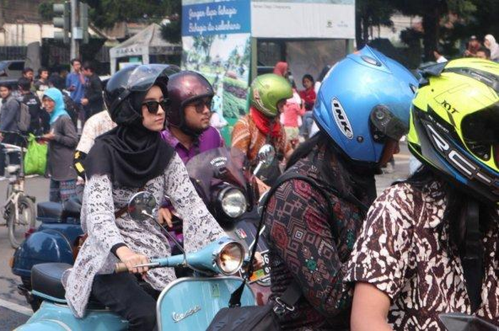 Wanita berkebaya naik Vespa di Bandung, Jawa Barat