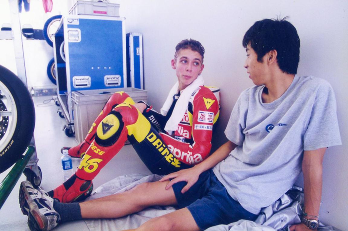 Valentino Rossi kerap meluangkan waktu untuk sharing bersama Haruchika Aoki di awal-awal karirnya di GP125