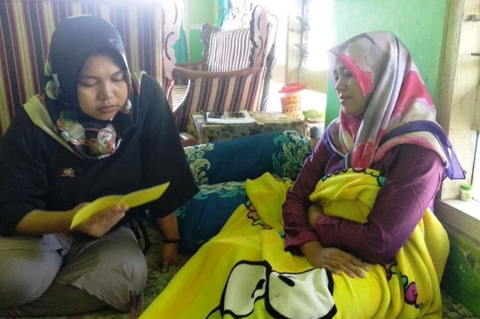 Dewi Lutfiatun Nadhifah (memegang selimut), pengawas TPS,mengalami Keguguran Kandungan, (Foto: Kompas.com/Ahmad Winarno)
