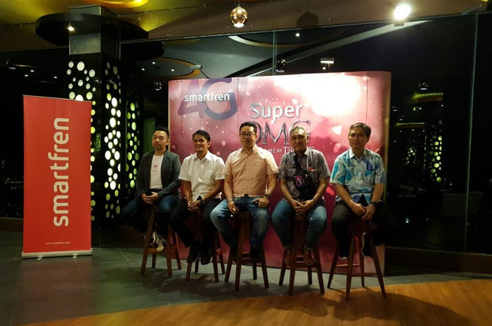 Manajemen Smartfren dari kiri-kanan, Munir Syahda Prabowo, VP Technology Relations and Special Project,  Ari Abdya Putra, GM Prepaid Management. Febrian Anas, Head of Mobile Entertainment.  Djebeng Sakti Wibowo, Division Head of International Business 