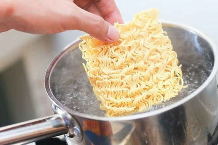 Ilustrasi memasak mie