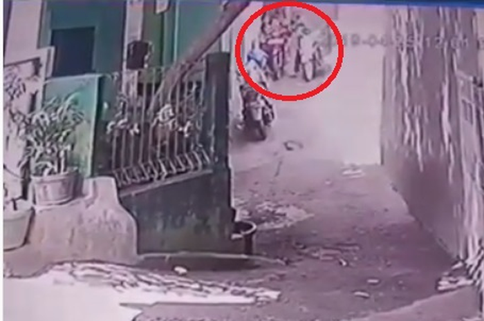 Oknum ojol tega menjambret HP dari tangan anak kecil