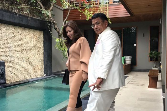 Hotman Paris dan sang asisten pribadi, Nurbaeny Jannah