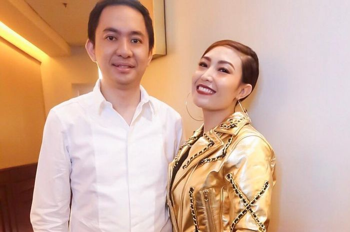 Ayu Dewi dan Regi Datau