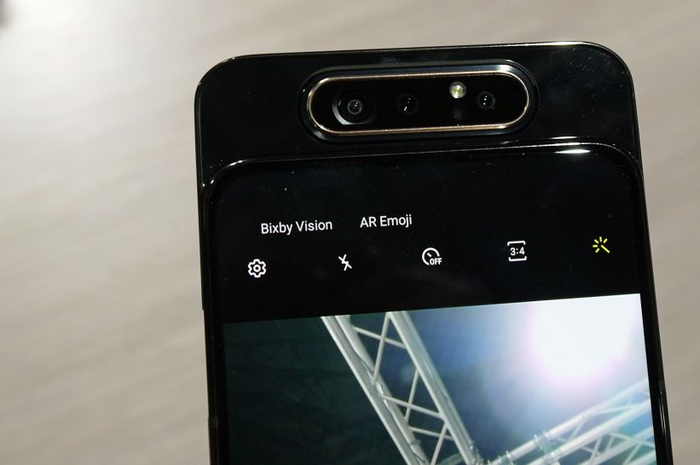 Samsung Galaxy A80 dengan 3 kamera yang bisa diputar