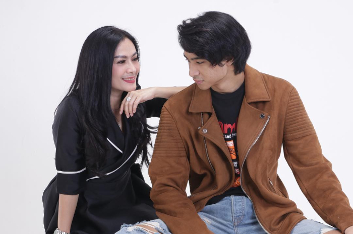 Iis Dahlia bersama putra bungsunya Devano Danendra