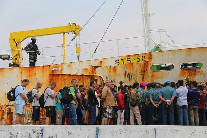 Sejumlah ABK dari kapal asing buronan Interpol berbendera Togo, Afrika, yang berhasil ditangkap TNI AL Lanal Sabang di perairan laut Aceh, ditunjukkan kepada wartawan, Sabtu (7/4/2018). Dalam kapal STS-50 Sea Breeze Andrey Dolgov STD No 2 itu TNI AL Lanal Sabang mengamankan 30 orang anak buah kapal 