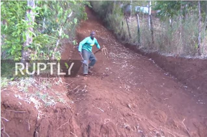Nicholas Muchami menggali sendiri jalan di desanya. 