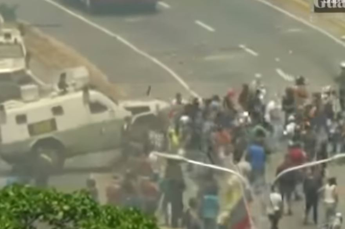 Tank militer Venezuela menabrak demonstran. 