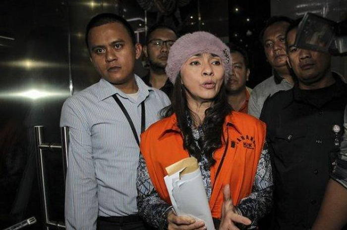 Bupati Talaud Sri Wahyumi Manalip tetap tampil modis dengan topi pink dan baju batik dan rompi tahanan