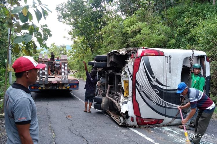 Petugas Kepolisian Mengevakuasi Bus di Tanjakan Bundelan, Ngawen, Gunungkidul, Kamis (2/5/2019)