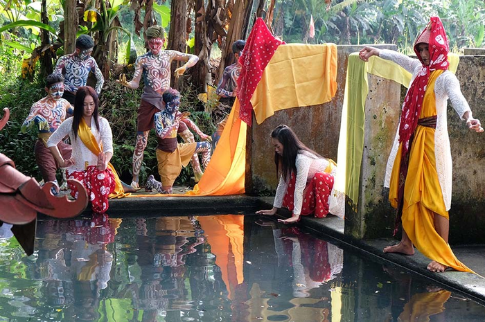 Sejumlah seniman menari di tepi sendang Dawung saat tradisi Bajong Banyu di Dusun Dawung, Banjarnegoro, Mertoyudan, Magelang, Jateng, Minggu (1/5/2019). Tradisi Bajong Banyu dilakukan warga setempat sebagai wujud sukacita menyambut datangnya bulan suci Ramadan.