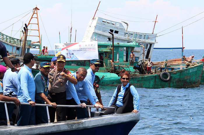 Menteri Kelautan dan Perikanan Susi Pudjiastuti (kanan) didampingi Wakil Kepala Staf Angkatan Laut Laksamana Madya TNI Wuspo Lukito (kedua kanan), Gubernur Kalimantan Barat Sutarmidji (ketiga kanan) dan Kapolda Kalbar Irjen Pol Didi Haryono (keempat kanan) berada di depan  kapal nelayan Vietnam.