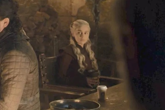 Scene Game of Thrones yang punya penampakan cup Starbucks Coffee