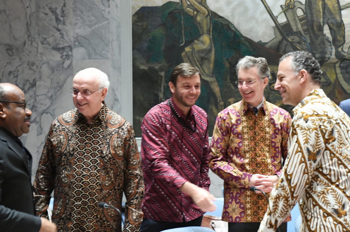 Utusan Khusus Republik Dominika untuk PBB Jose Singer Weisinger (dua kiri), Koordinator Politik Misi Perancis untuk PBB Antoine Michon (tengah), dan Duta Besar Jerman untuk PBB Christoph Heusgen (dua kanan) mengenakan batik saat menghadiri sidang Dewan Keamanan PBB di New York Selasa (7/5/2019). 