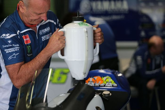 Mekanik Yamaha mengisi bahan bakar motor di YZR-M1